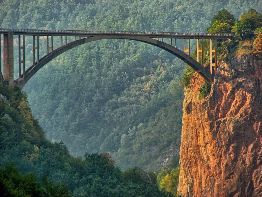 Brücke Tara Gebirge