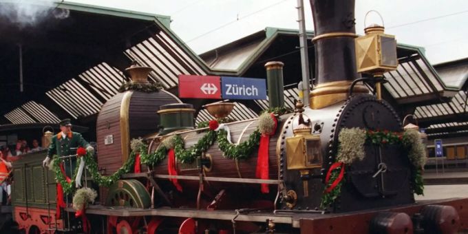 Vor 25 Jahren anlässlich des Jubiläums «150 Jahre Schweizer Bahnen»: Die originalgetreu nachgebaute Spanisch-Brötlibahn im Zürcher Hauptbahnhof. (Archivbild) Vor 25 Jahren anlässlich des Jubiläums «150 Jahre Schweizer Bahnen»: Die originalgetreu nachgebaute Spanisch-Brötlibahn im Zürcher Hauptbahnhof. (Archivbild)