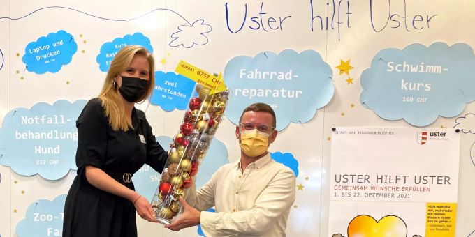 Symbolische Geldübergabe am 23. Dezember 2021. Links: Milena Eberhard, Verantwortliche Marketing und Veranstaltungen der Stadtbibliothek Uster. Rechts: Daniel Brechbühl, Leiter Sozialberatung der Stadt Uster