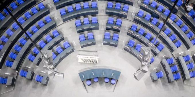 Die Sitzordnung im Plenarsaal des Bundestags wurde geändert. Foto: Michael Kappeler/dpa Die Sitzordnung im Plenarsaal des Bundestags wurde geändert. Foto: Michael Kappeler/dpa