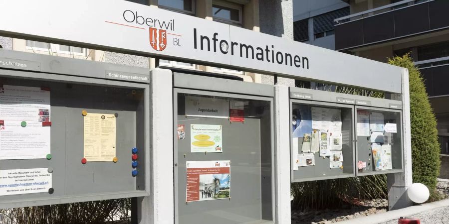 Infokasten der Gemeindeverwaltung Oberwil.