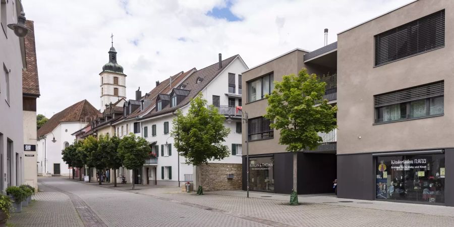 Der Stadtkern (Amtshausgasse) mit Sankt Katharinen-Kirche in Laufen.