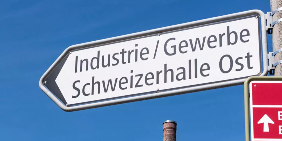 Wegweiser in das Industrie- und Gewerbegebiet Schweizerhalle Ost in Muttenz.