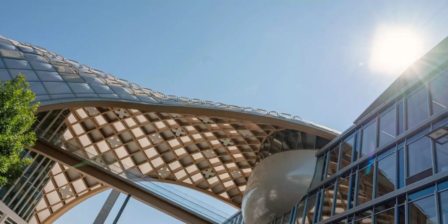 Der futuristische Bau der The Swatch Group Europa AG am Laengfeldweg 119 in Biel.