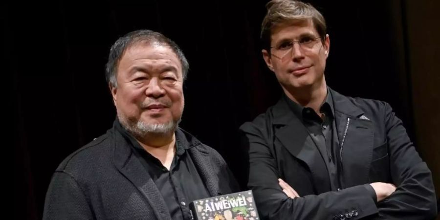 Ai Weiwei (l) und Daniel Kehlmann stellen im Berliner Ensemble die Autobiographie "1000 Jahre Freud und Leid" des Künstlers vor. Foto: Britta Pedersen/dpa-Zentralbild/dpa