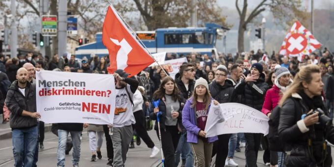 Gegner des Covid-Gesetzes demonstrieren in Zürich. Covid-Gesetz Gegner