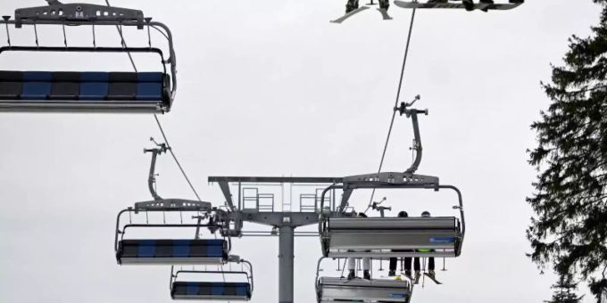 Noch vor dem offiziellen Start in die Wintersportsaison im Sauerland sollen in Winterberg am Wochenende die ersten zwei Lifte laufen. Foto: Caroline Seidel/dpa/Archivbild Noch vor dem offiziellen Start in die Wintersportsaison im Sauerland sollen in Winterberg am Wochenende die ersten zwei Lifte laufen. Foto: Caroline Seidel/dpa/Archivbild