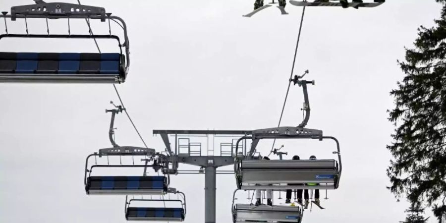 Noch vor dem offiziellen Start in die Wintersportsaison im Sauerland sollen in Winterberg am Wochenende die ersten zwei Lifte laufen. Foto: Caroline Seidel/dpa/Archivbild