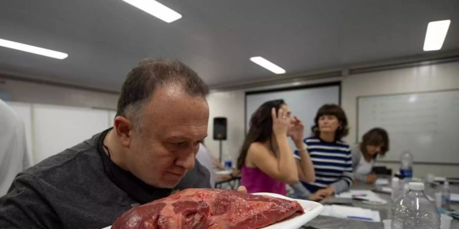 Neue Ausbildung zum Fleischsommelier an der Tierärztlichen Fakultät in Buenos Aires: Der Kurs dauert 300 Stunden und umfasst Ausbildungsmodule zu Tierzucht, Verarbeitung, Zubereitung und Verkostung von Fleisch. Foto: Florencia Martin/dpa