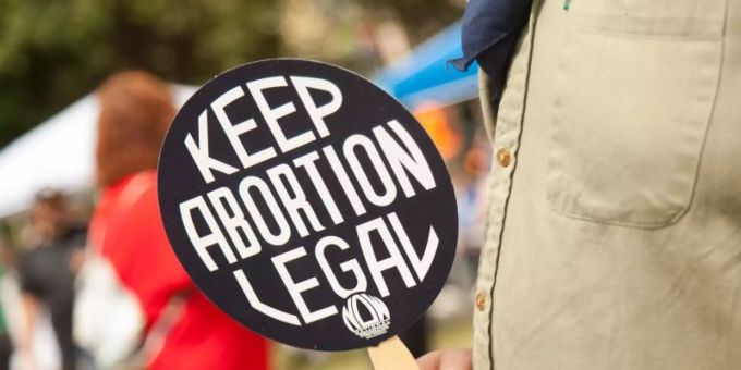 Eine Demonstrantin hält ein Schild mit der Aufschrift «Keep abortion legal» beim Dallas Reproductive Liberation March. (Archivbild). Foto: Leslie Spurlock/ZUMA Press Wire/dpa Eine Demonstrantin hält ein Schild mit der Aufschrift «Keep abortion legal» beim Dallas Reproductive Liberation March. (Archivbild). Foto: Leslie Spurlock/ZUMA Press Wire/dpa