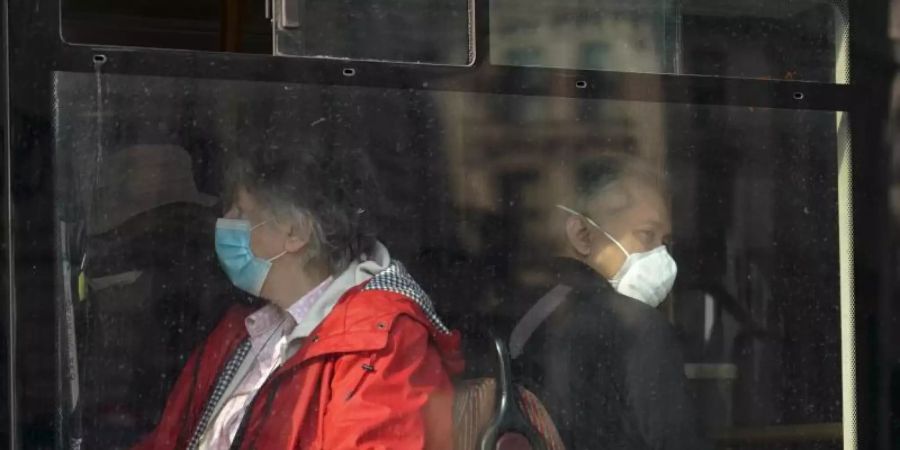 In einem Bus in London tragen Passanten eine Maske. Einen Lockdown soll es nicht mehr geben. Foto: Alberto Pezzali/AP/dpa