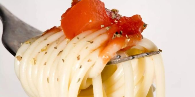 Spaghetti mit Tomatensauce auf einer Gabel. Symbolbild. Foto: Franziska Gabbert/dpa-tmn/dpa Spaghetti mit Tomatensauce auf einer Gabel. Symbolbild. Foto: Franziska Gabbert/dpa-tmn/dpa