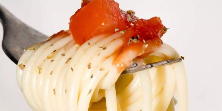 Spaghetti mit Tomatensauce auf einer Gabel. Symbolbild. Foto: Franziska Gabbert/dpa-tmn/dpa