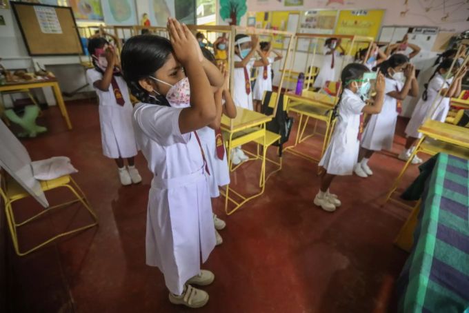 Kinder in einer Schule in Sri Lanka vor dem Unterrichtsbeginn. schule