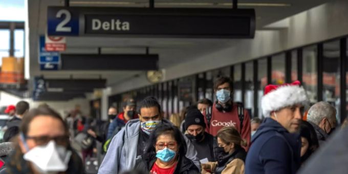 Reisende am Flughafen von Los Angeles am Heiligabend Reisende am Flughafen von Los Angeles am Heiligabend