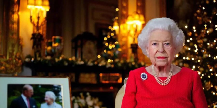 Königin Elizabeth II. bei der Aufzeichnung ihrer Weihnachtsansprache im White Drawing Room von Schloss Windsor. Foto: Victoria Jones/PA Wire/dpa