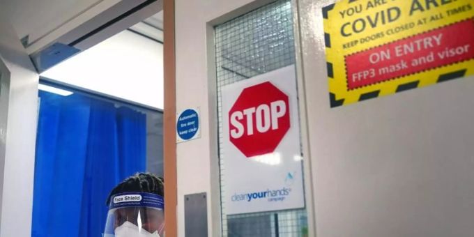Eingang zur Covid-19-Station in einem Londoner Krankenhaus. Foto: Victoria Jones/PA Wire/dpa Eingang zur Covid-19-Station in einem Londoner Krankenhaus. Foto: Victoria Jones/PA Wire/dpa