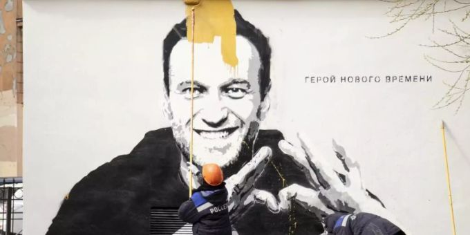 Städtische Arbeiter übermalen ein Graffiti mit dem Konterfei von Alexej Nawalny. Auf der Wand ist zu lesen: «Held unserer Zeit». Foto: Ivan Petrov/AP/dpa/Archiv Städtische Arbeiter übermalen ein Graffiti mit dem Konterfei von Alexej Nawalny. Auf der Wand ist zu lesen: «Held unserer Zeit». Foto: Ivan Petrov/AP/dpa/Archiv