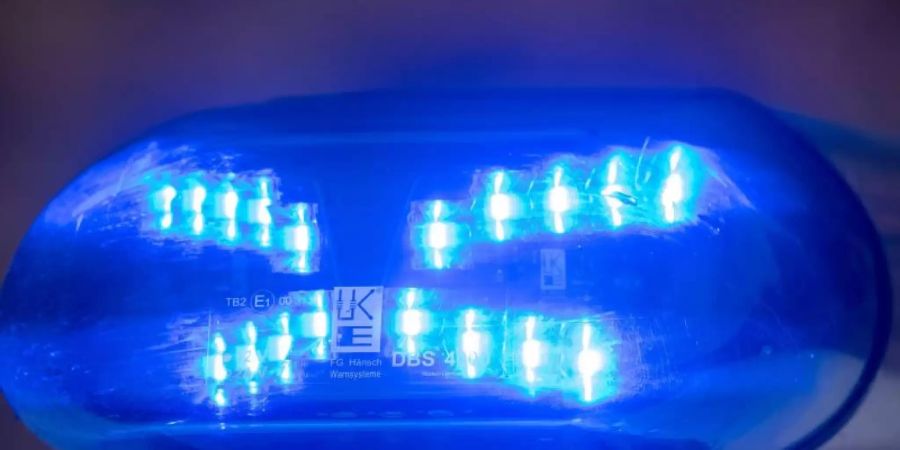 Das Blaulicht blinkt auf einem Polizeiwagen. (Archivbild). Foto: Stefan Sauer/dpa