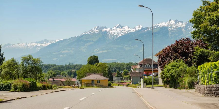 Hauptstrasse in der Gemeinde Sennwald im Wahlkreis Werdenberg im Kanton St. Gallen.