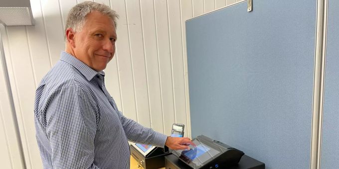 Geschäftsführer Peter Nicoleit präsentiert die Kassen im Showroom in Belp. Avance Pay AG