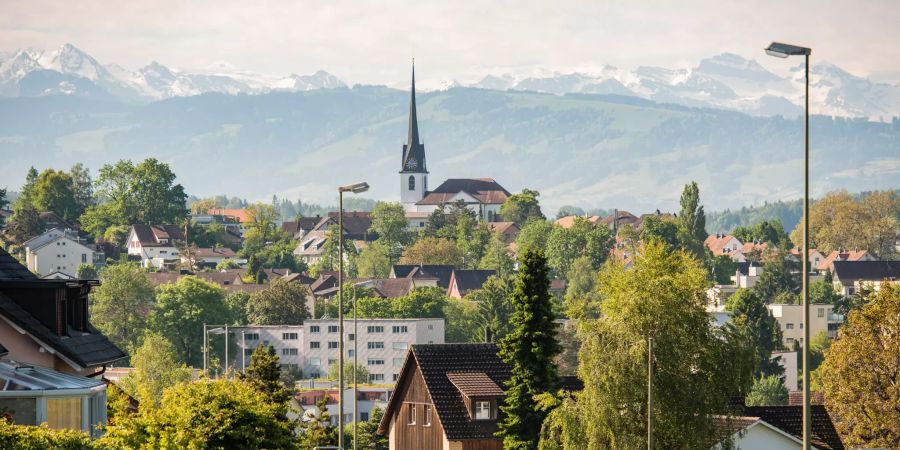 Blick auf Gossau (ZH) und im Hintergrund die reformierte Kirche.