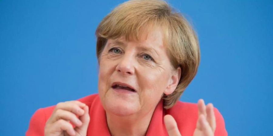 Bundeskanzlerin Angela Merkel (CDU) äussert sich 2015 auf einer Pressekonferenz zu Themen der Innen- und Aussenpolitik. (Archivbild). Foto: Bernd von Jutrczenka / dpa