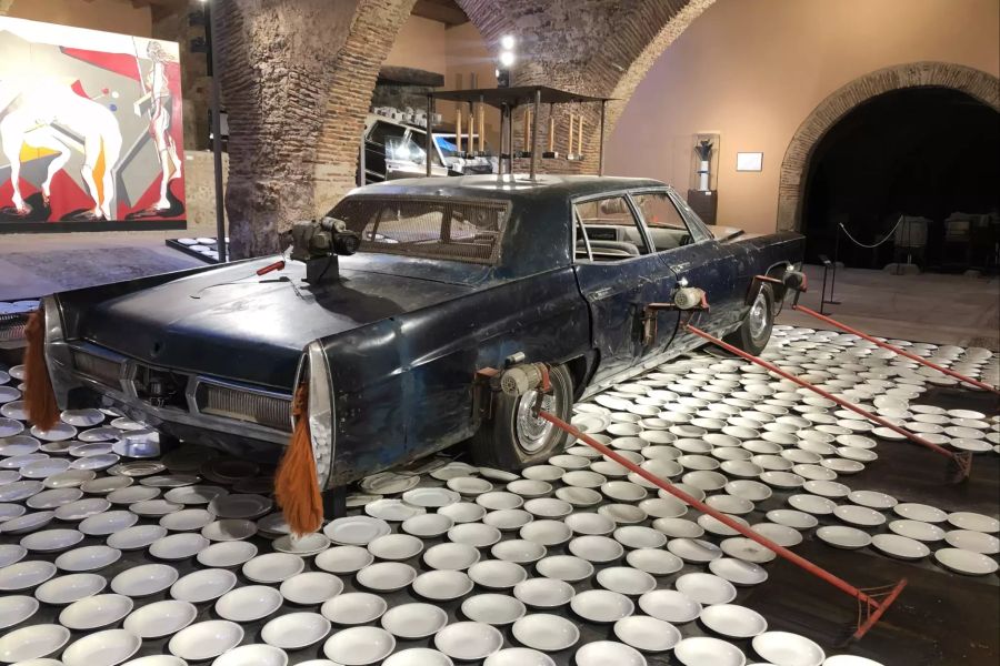 Altes Auto umgeben von Tellern Museum