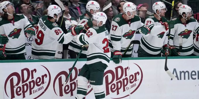 Kevin Fiala jubelt nach einem Treffer im Spiel gegen die Dallas Stars. Kevin Fiala NHL
