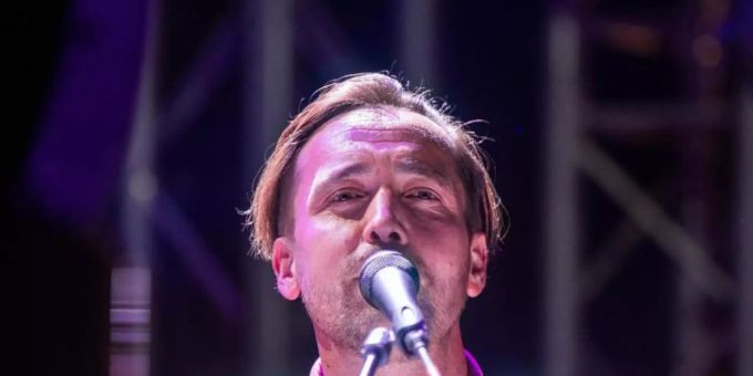 Danger Dan beim Konzert "Jamel rockt den Förster" in dem kleinen Dorf bei Wismar. Foto: Jens Büttner/dpa-Zentralbild/dpa Danger Dan beim Konzert "Jamel rockt den Förster" in dem kleinen Dorf bei Wismar. Foto: Jens Büttner/dpa-Zentralbild/dpa