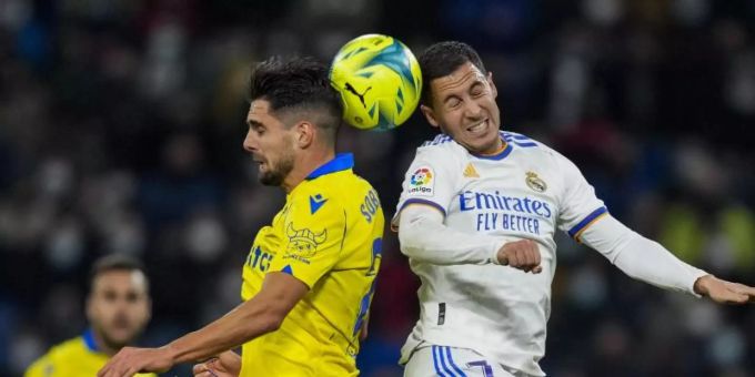 Reals Eden Hazard (r) und Gegenspieler Ruben Sobrino im Kopfballduell. Foto: Bernat Armangue/AP/dpa Reals Eden Hazard (r) und Gegenspieler Ruben Sobrino im Kopfballduell. Foto: Bernat Armangue/AP/dpa