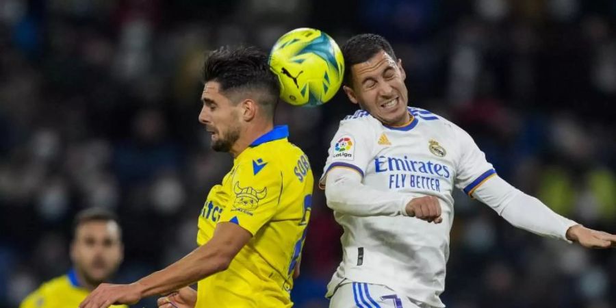 Reals Eden Hazard (r) und Gegenspieler Ruben Sobrino im Kopfballduell. Foto: Bernat Armangue/AP/dpa