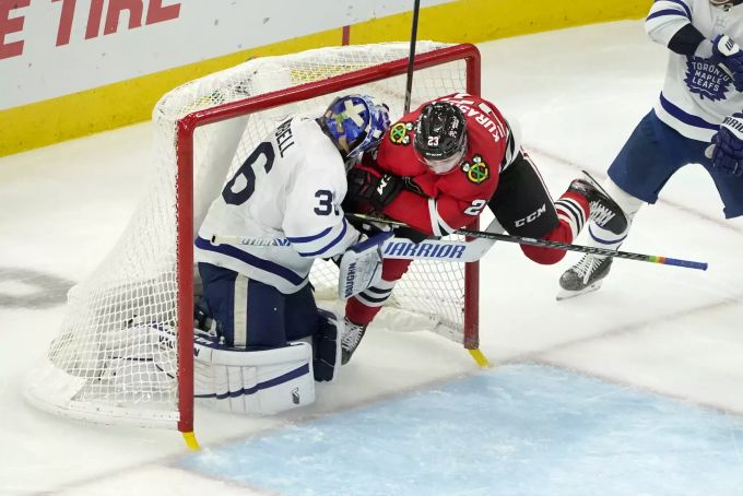 Philipp Kurashev iim Dress der Chicago Blackhawks bei einem NHL-Spiel gegen die Toronto Maple Leafs Philipp Kurashev