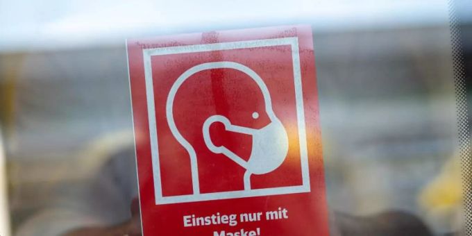 Auch wenn die pandemische Lage ausläuft, sollte die Maskenpflicht in öffentlichen Verkehrsmitteln bleiben - dafür plädiert DB-Regio-Chef Jörg Sandvoss. Foto: Sebastian Gollnow/dpa Auch wenn die pandemische Lage ausläuft, sollte die Maskenpflicht in öffentlichen Verkehrsmitteln bleiben - dafür plädiert DB-Regio-Chef Jörg Sandvoss. Foto: Sebastian Gollnow/dpa