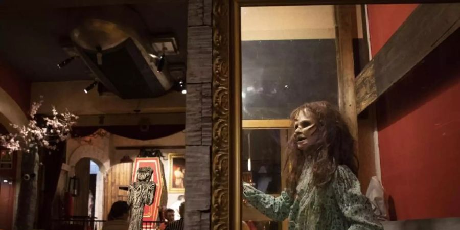 Eine Grusel-Wachsfigur ist im Themenrestaurant «Transilvania Museo-Cafeteria» ausgestellt. Das Museum beherbergt zahlreiche Wachsfiguren aus bekannten Horrorfilmen, die in Handarbeit hergestellt wurden. Foto: Clara Margais/dpa