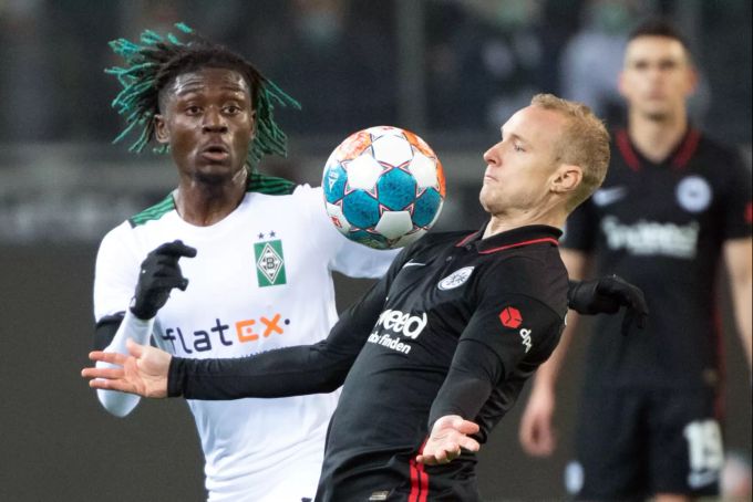 Frankfurts Rode deckt den Ball gegen Kone von Borussia Mönchengladbach ab. Borussia Mönchengladbach