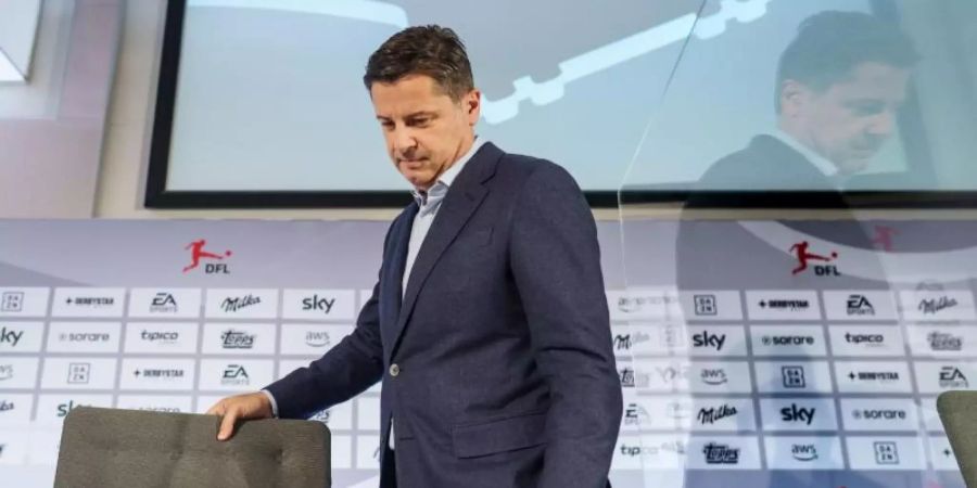 Christian Seifert, der scheidende Geschäftsführer der DFL, nimmt bei einer Pressekonferenz auf dem Podium Platz. Foto: Frank Rumpenhorst/dpa