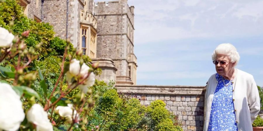 Die Queen in den Gärten von Schloss Windsor.