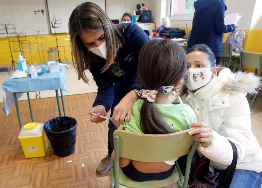 Ein Kind erhält den Piks gegen das Coronavirus in einer Schule in Alicante. Spanien startete die Impfkampagne für Kinder am 15. Dezember 2021.