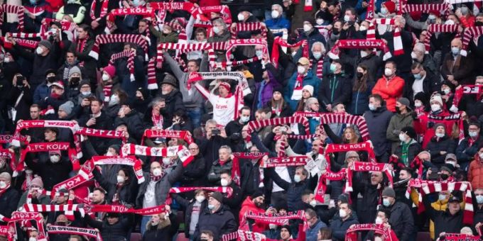 Beim Spiel des 1. FC Köln gegen Borussia Mönchengladbach waren 50'000 Zuschauer im Stadion. Bundesliga