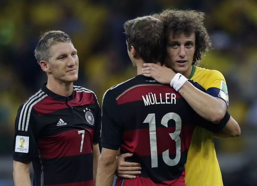 Thomas Müller tröstet David Luiz nach dem 7:1-Kantersieg.