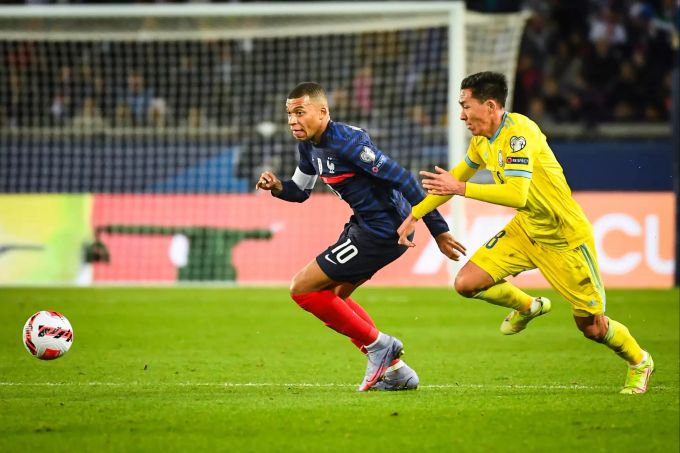 Kylian Mbappé (Frankreich) im Zweikampf mit Erkin Tapalov (Kasachstan). Kylian Mbappé Frankreich Kasachstan