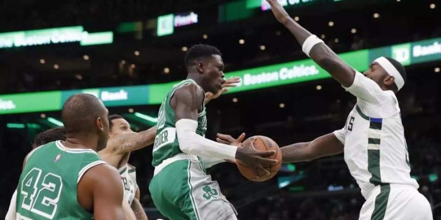 Dennis Schröder (M) überragte bei den Boston Celtics. Foto: Michael Dwyer/AP/dpa