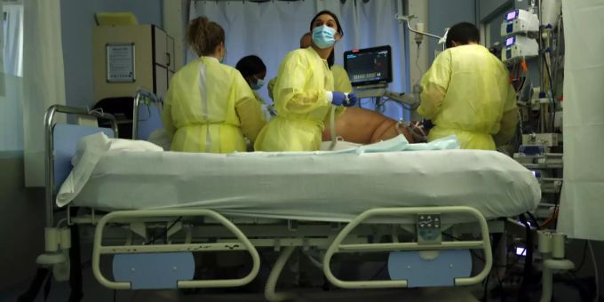 Medizinisches Personal kümmert sich auf der Intensivstation des CHR Citadelle Spitals in Lüttich um Covid-Patienten. Coronavirus Belgien Spital