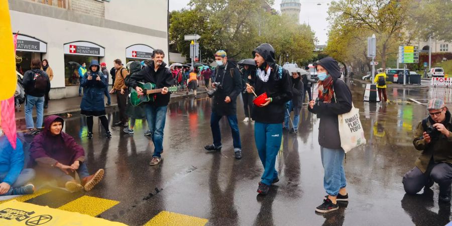 Die Aktivisten liessen sich vom Regen nicht von ihrer Aktion abbringen.