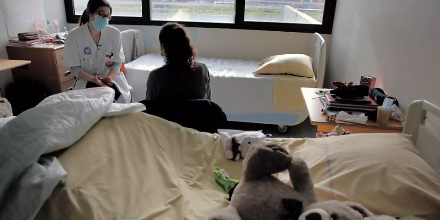 ARCHIV - Das Kinderhilfswerk der Vereinten Nationen fordert die Regierungen auf, mehr Geld und Ressourcen für die Erhaltung des psychischen Wohlbefindens von Kindern und Jugendlichen bereitzustellen. Foto: Christophe Ena/AP/dpa