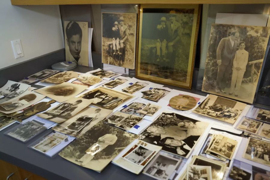 Versteigert wurden auch Familienfotos des Gangsters.