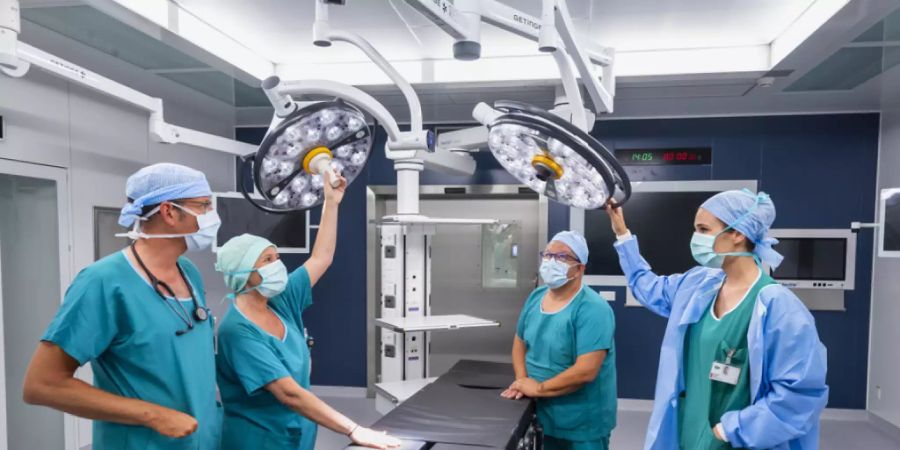 In der Schweiz werden chirurgische Eingriffe immer sicherer: In den letzten zehn Jahren ging die Rate an Wundinfektionen nach Operationen fast bei allen Arten von Eingriffen zurück (Symbolbild).