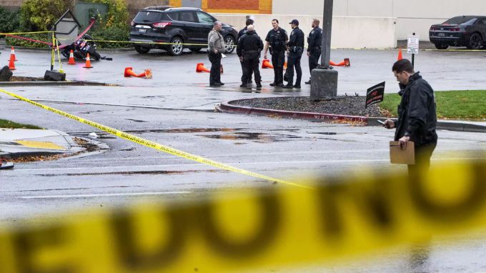 Die Polizei sichert vor dem Einkaufszentrum Beweise. Idaho