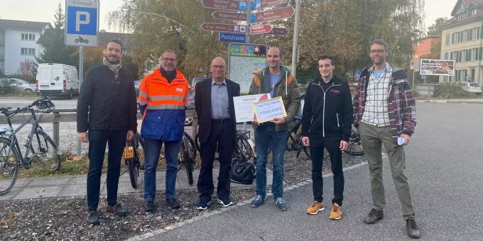 Bildlegende (v.l.n.r.): Dennys Mayer (Verkehrskommission), Christian Brenner (Tiefbau und Verkehr, Stadt Lenzburg), Martin Stücheli (Stadtrat Lenzburg), Urs Portmann (Gewinner Cyclomania-Challenge Lenzburg), Chris Hartmann (2-Rad Hartmann), Michael Oberle (Pro Velo)